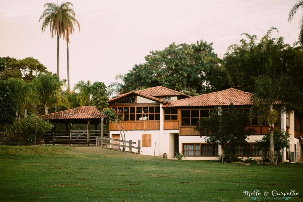 O Hotel Fazenda Igarapés tenta resgatar o charme das antigas fazendas de Minas. Paralelo ao conforto oferecido, os costumes e características da roça estão sempre presentes no ambiente. Diárias em regime de pensão completa e todo lazer incluso. A apenas 4